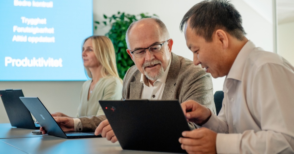 Move Digital Worplace - to personer samarbeider på en pc