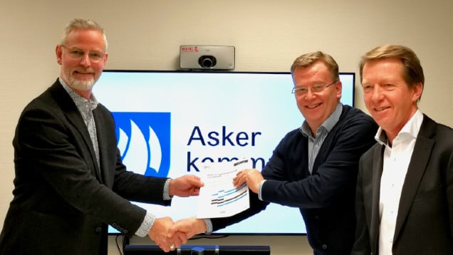 Leder for digitalisering i Asker kommune, Ragnar Husum, inngår avtale med adm.dir Roald Sannæs og kundeansvarlig Lars Velle i Move.